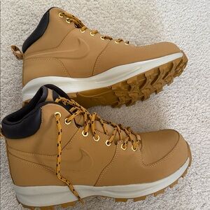 New Nike Men's Brown Tan Outdoor Boots 9.5 waterproof